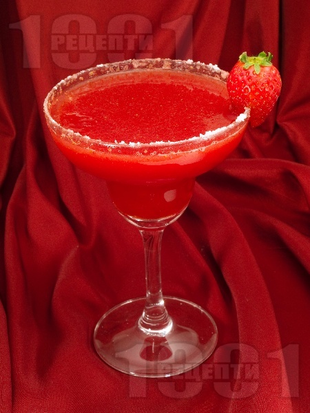 Коктейл Ягодова Маргарита (Strawberry Margarita) с текила, трипъл сек, лимонов сок, ягоди и ликьор - снимка на рецептата